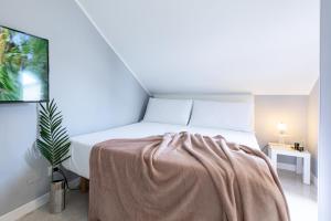 Un dormitorio con una cama con una manta. en Collection CityLife Suites with Terrace - Top Collection en Milán