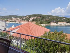 einen Balkon mit Blick auf einen Wasserkörper in der Unterkunft Apartments Piko2 in Jelsa