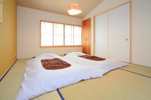 a bedroom with two beds in a room at 柏・二条1（Haku Nijo1） in Kyoto