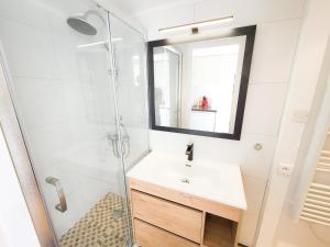Kúpeľňa v ubytovaní Duplex bord de mer tout confort avec terrasse et parking, plage à pied par Groom