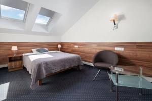 a bedroom with a bed and a desk and a chair at Villa Stella Baltica in Władysławowo