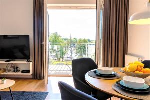 Perfect View Apartment في ايوافا: غرفة معيشة مع طاولة مع وعاء من الفواكه عليها
