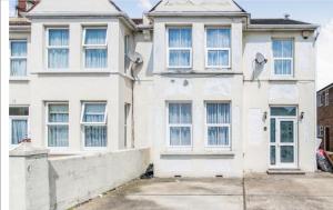 una casa blanca con una entrada delante de ella en Grandeur Holiday home, with free parking en Clacton-on-Sea