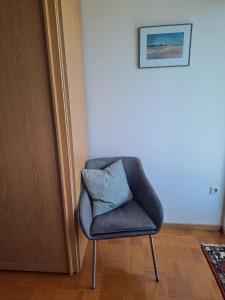 a chair with a blue pillow in a room at Ferienwohnung Am Schloss in Untermerzbach