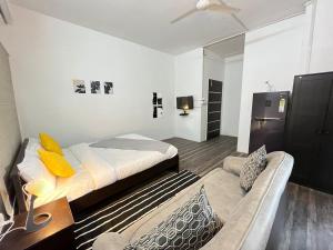 um quarto com uma cama e um sofá em BedChambers Serviced Apartments em Hyderabad