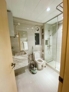 a bathroom with a toilet and a shower and a sink at Happy valley apartment 1000sp香港跑馬地最中心地帶3房一套+工人房奢華装修公寓， in Hong Kong