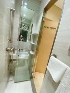 een badkamer met een wastafel en een spiegel bij Happy valley apartment 1000sp香港跑馬地最中心地帶3房一套+工人房奢華装修公寓， in Hong Kong