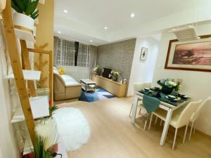 a dining room and living room with a table and chairs at Happy valley apartment 1000sp香港跑馬地最中心地帶3房一套+工人房奢華装修公寓， in Hong Kong