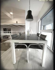 een witte eettafel in de woonkamer bij Sweet house in Sant Feliu de Guixols