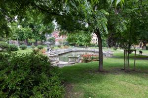 eine Brücke über einen Teich in einem Park in der Unterkunft Collection Duomo Suite 2 - Top Collection in Mailand