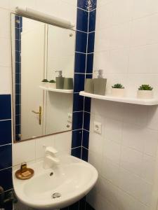 uma casa de banho com um lavatório e um espelho em Karina Apartments em Supetar