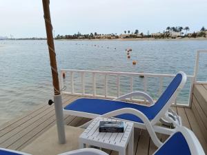 una terraza con una silla y una mesa en un barco en Sea Gull Marina Hotel en El Alamein