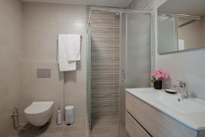 Un baño con inodoro, lavabo y ducha. en Angela's House, en Centro histórico de Alónnisos 11 fotos más