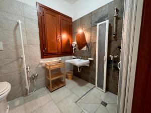 Et badeværelse på Agriturismo Torre del Cardo + 23 billeder
