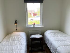 מיטה או מיטות בחדר ב-Renovated and cozy cottage by Farjestaden, Oland