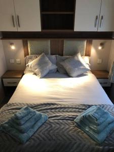 uma cama com duas toalhas em cima em Seaview Retreat unavailabl3 em Mainsriddle
