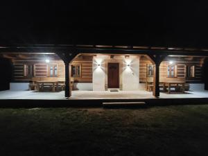 a wooden cabin at night with lights on at Nocuj in Teplice nad Metují