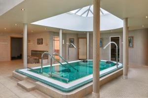 Bazén v ubytování Ufford Park Resort nebo v jeho okolí