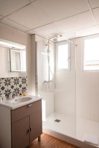 La salle de bains est pourvue d'une douche et d'un lavabo. dans l'établissement Hôtel Le Rivage vue sur mer - Châtelaillon-plage, à Châtelaillon-Plage