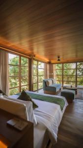 Grün Resort Uluwatu في أُلُواتو: غرفة كبيرة بسريرين واريكة