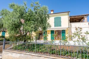 Κήπος έξω από το Charming Orange Apartment with Private Pool and Garden Oasis