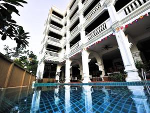 una piscina frente a un edificio en H.R.K.Resort en Patong Beach