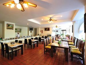uma sala de jantar com mesas e cadeiras num restaurante em H.R.K.Resort em Patong Beach