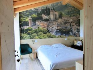 1 dormitorio con cama y vistas a la ciudad en Chalet Dolce Colle, en Volpago del Montello
