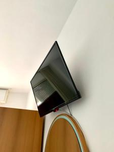 En tv och/eller ett underhållningssystem på Hotel Telstar