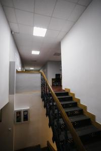 een trap in een kantoorgebouw met zwarte trappen bij P2B hostel & bar in Kiev