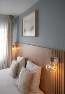Cama o camas de una habitación en Hôtel Le Rivage vue sur mer - Châtelaillon-plage