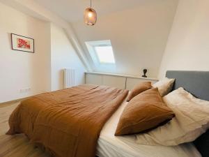 Ένα ή περισσότερα κρεβάτια σε δωμάτιο στο Appartement lumineux et spacieux, terrasse et parking privé