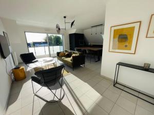 Μια τηλεόραση ή/και κέντρο ψυχαγωγίας στο Appartement lumineux et spacieux, terrasse et parking privé