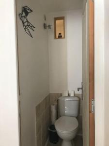 a bathroom with a toilet in a small room at Marmot, coeur montagne, Serre Chevalier, Col de l'Izoard in Cervières