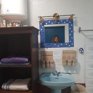 W łazience znajduje się umywalka i lustro. w obiekcie Les Alizés w mieście Antsiranana
