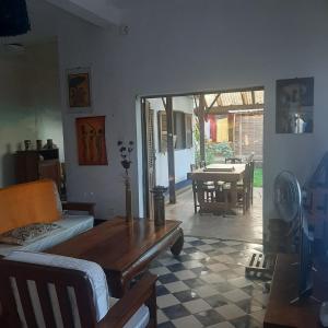 een woonkamer met een bank en een tafel bij Les Alizés in Diego Suarez