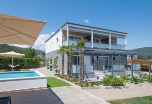 ein Bild von einem Haus mit einem Swimmingpool in der Unterkunft Astra Sarti Luxury Suites in Sarti