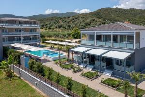 eine Luftaufnahme eines Resorts mit Swimmingpool in der Unterkunft Astra Sarti Luxury Suites in Sarti
