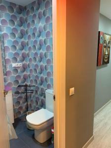 łazienka z toaletą w pokoju w obiekcie Apartamento Alicante San Juan playa 1ª línea w mieście Benimagrell