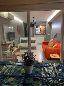 sala de estar con sofá rojo y sala de estar con en Apartamento Alicante San Juan playa 1ª línea, en Benimagrell