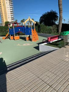 Plac zabaw dla dzieci w obiekcie Apartamento Alicante San Juan playa 1ª línea
