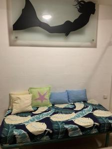 Łóżko lub łóżka w pokoju w obiekcie Apartamento Alicante San Juan playa 1ª línea