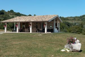 uma casa com um alpendre com flores no quintal em Villa Aurora em Monte Rinaldo