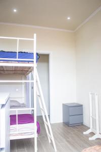מיטה או מיטות קומותיים בחדר ב-Casa da Memória