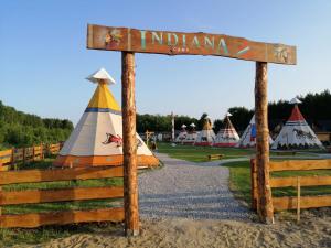 um sinal que diz Indiana com um grupo de tendas em INDIANA CAMP - 150 m od Suntago Park em Grabce