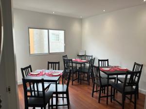 een eetkamer met tafels en stoelen en een raam bij B&b paraiso tenerife in Los Abrigos
