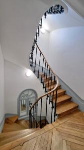 - un escalier dans une maison revêtue de parquet dans l'établissement Les Matelots Rouen Centre by MyFrenchPAT, à Rouen