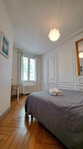 - une chambre avec un lit et une grande fenêtre dans l'établissement Les Matelots Rouen Centre by MyFrenchPAT, à Rouen