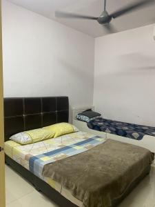 um quarto com 2 camas e uma ventoinha de tecto em NO 5 NAZIRIN HOMESTAY Tmn Desa Manjung em Lumut