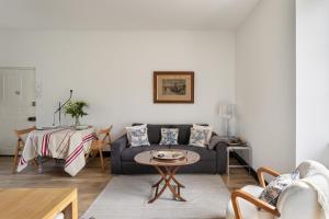 - un salon avec un canapé et une table dans l'établissement Ti Massa - Petit cocon avec jardin à St Servan, à Saint-Malo